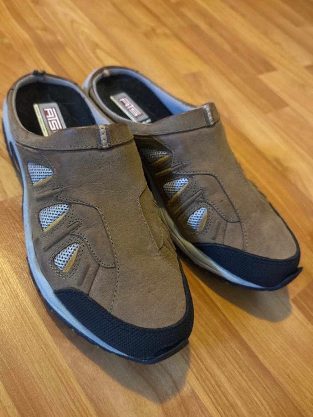 Ariat women’s 8.5 open back slip on all terrain shoe